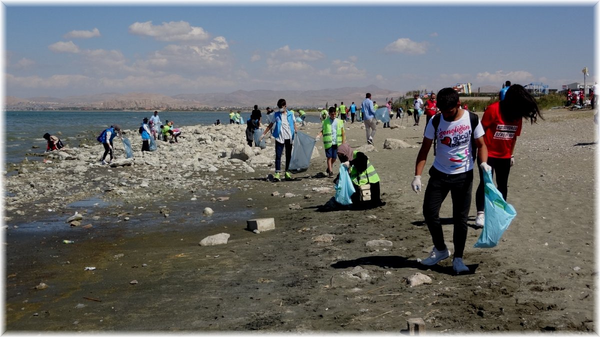 Van Gölü kıyıları çöpten arındırıldı