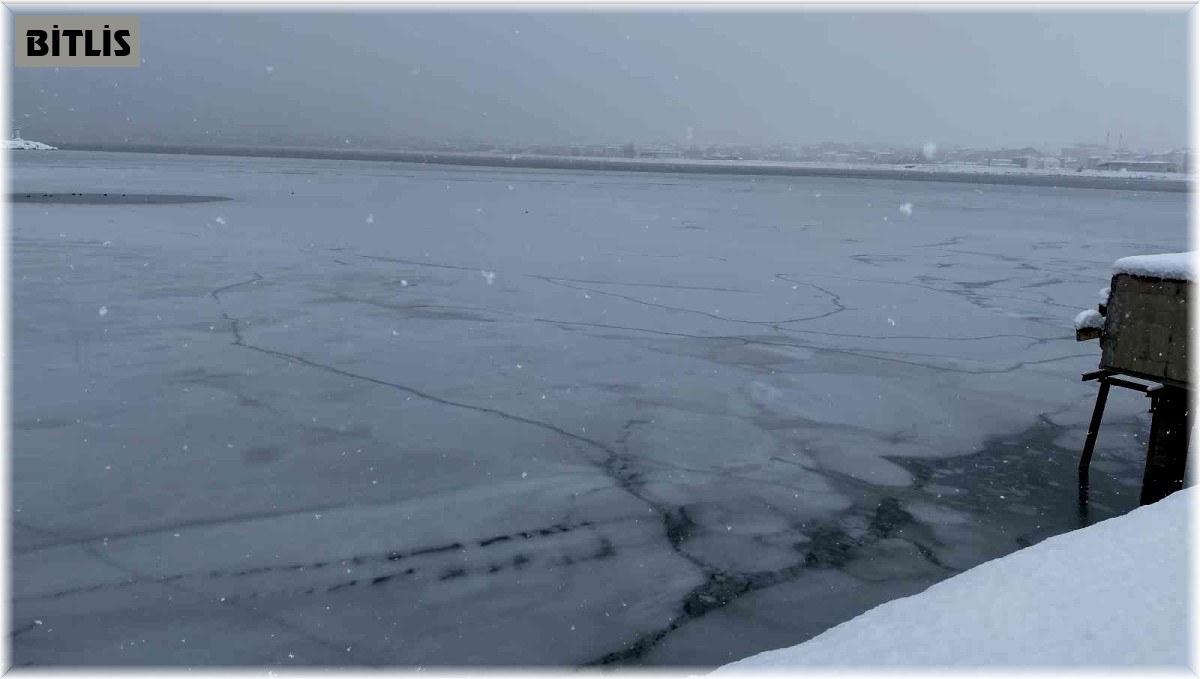 Van Gölü kıyıları dondu