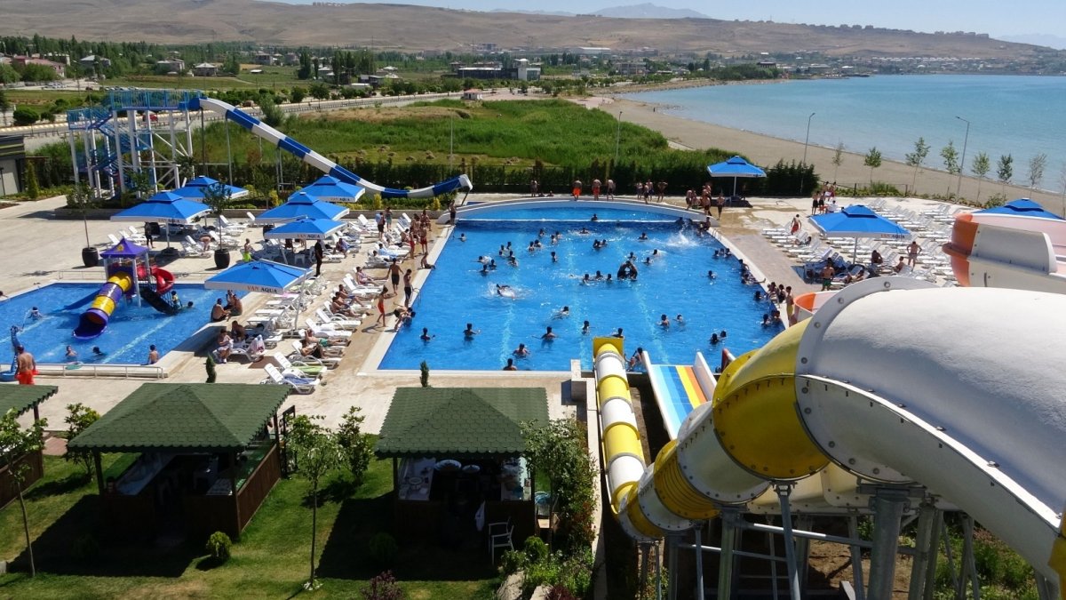 Van Gölü kıyıları Ege'yi aratmıyor