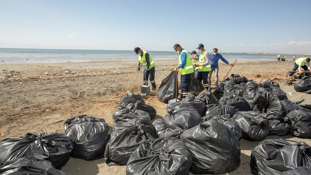Van Gölü kıyıları ve Akköprü Deresi'nde 45 ton çöp toplandı