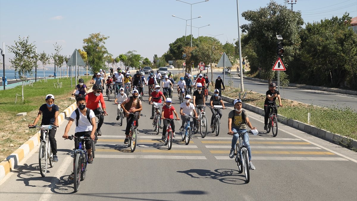 Van Gölü manzaralı tarihi Şamran Kanalı çevresinde bisiklet etkinliği