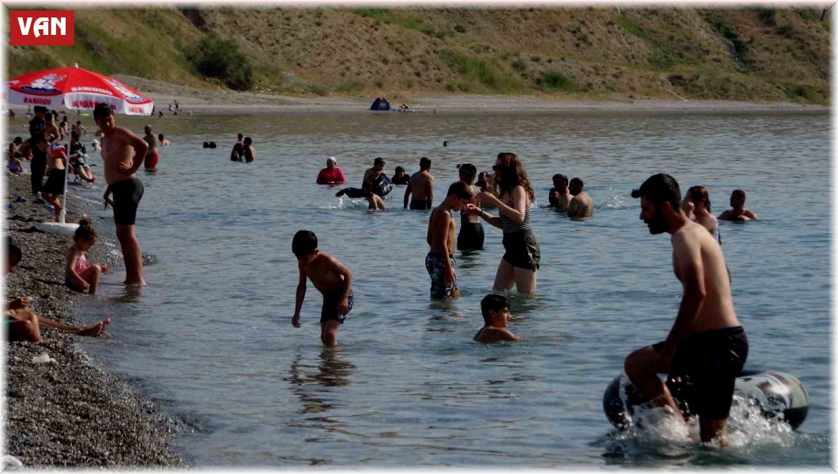 Van Gölü mavi bayraklı plajıyla tatilcileri ağırlıyor