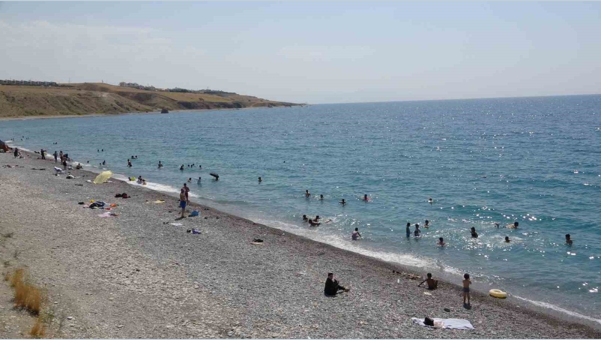 Van Gölü mavi bayraklı plajıyla tatilcilerin akınına uğradı