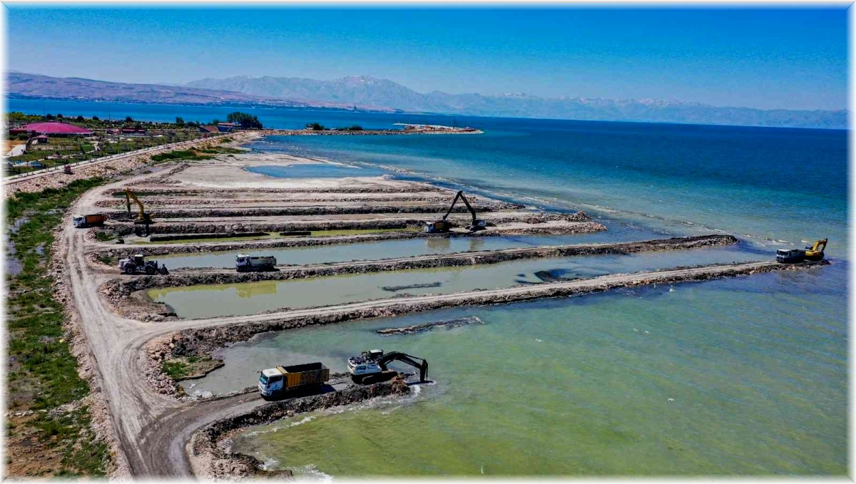 Van Gölü'nde 320 bin metreküp balçık ve dip çamuru temizlendi