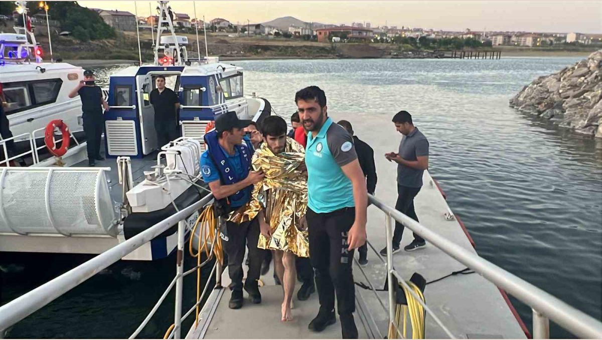 Van Gölü'nde akıntıya kapılan genç kurtarıldı