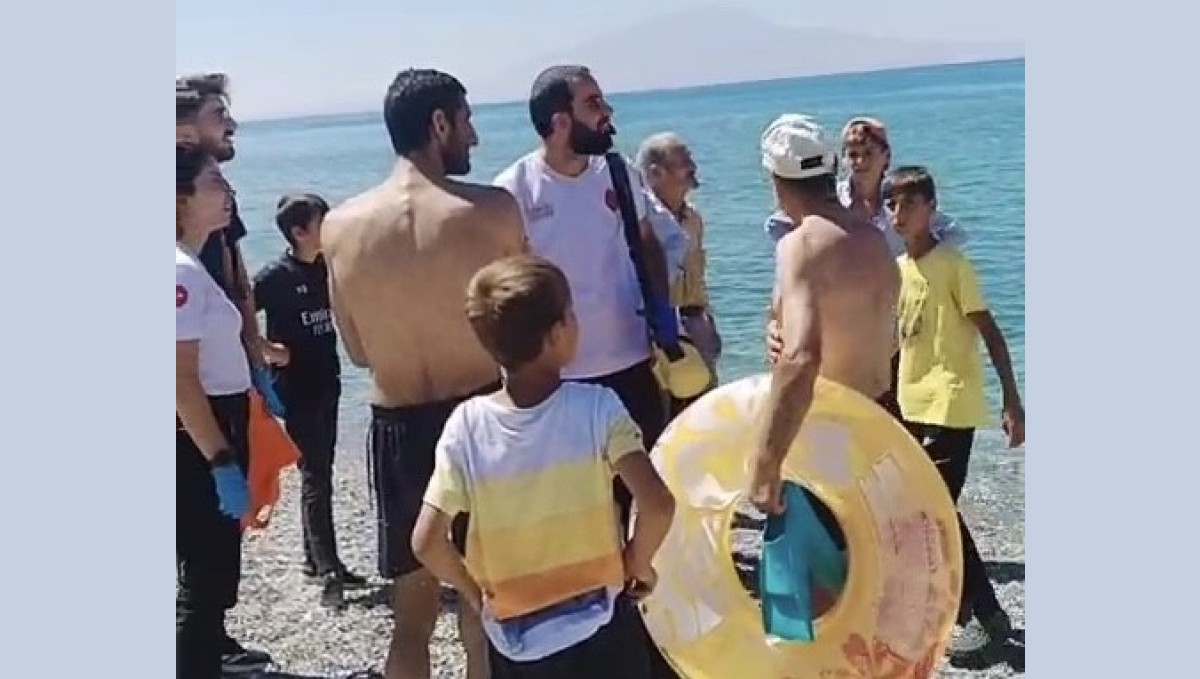 Van Gölü'nde boğulma tehlikesi geçiren baba ve oğul balıkçılar tarafından kurtarıldı