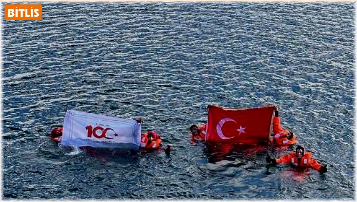 Van Gölü'nde Cumhuriyet'in 100. yılı kutlandı