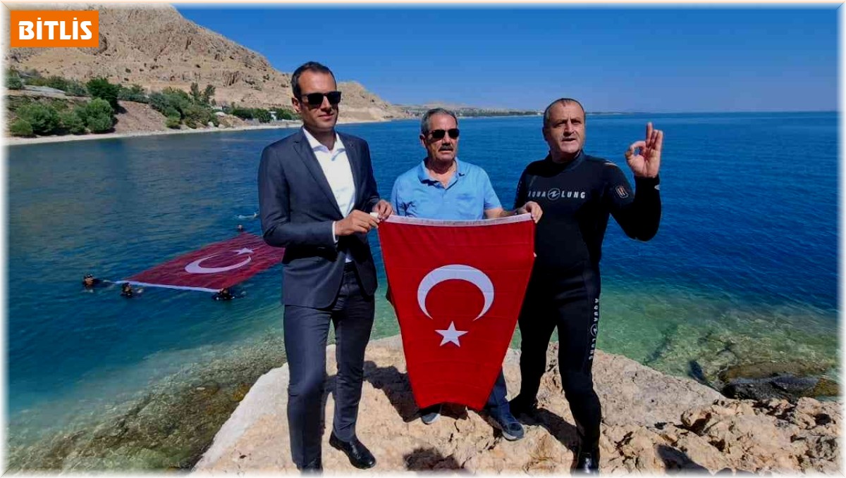 Van Gölü'nde dev Türk bayrağı açıldı