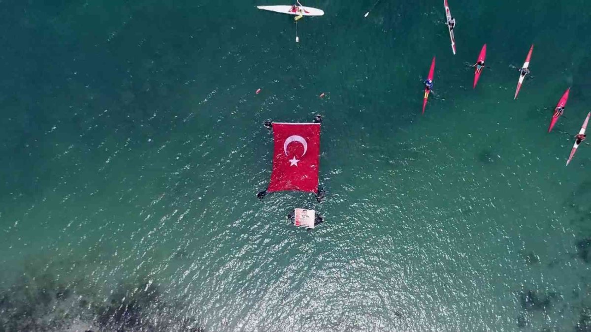 Van Gölü'nde dev Türk bayrağı dalgalandı