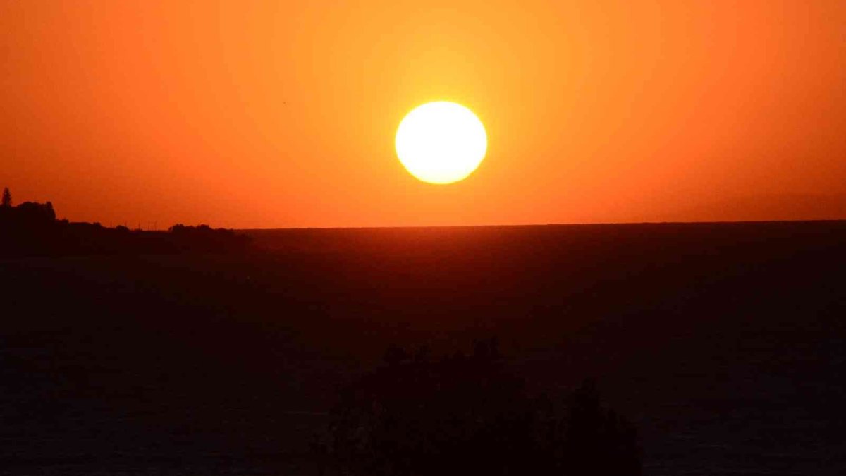 Van Gölü'nde doğan güneş hayran bıraktı