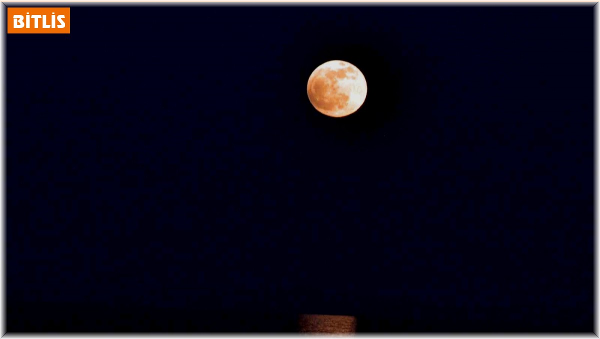 Van Gölü'nde dolunay mest etti