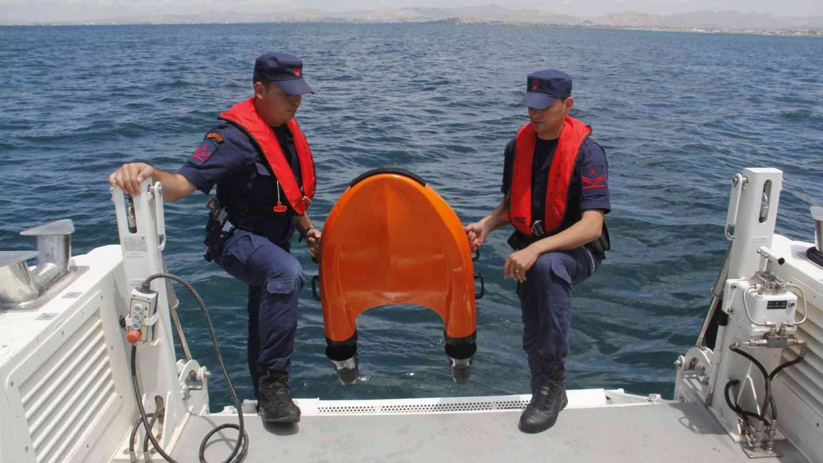 Van Gölü'nde düzensiz göçmen kaçakçılığının önü kesildi