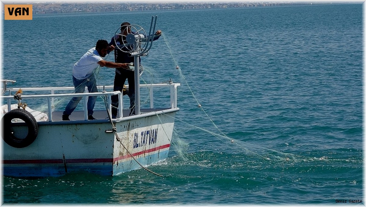 Van Gölü'nde faaliyet gösteren kayıtlı balıkçı teknelerine destek
