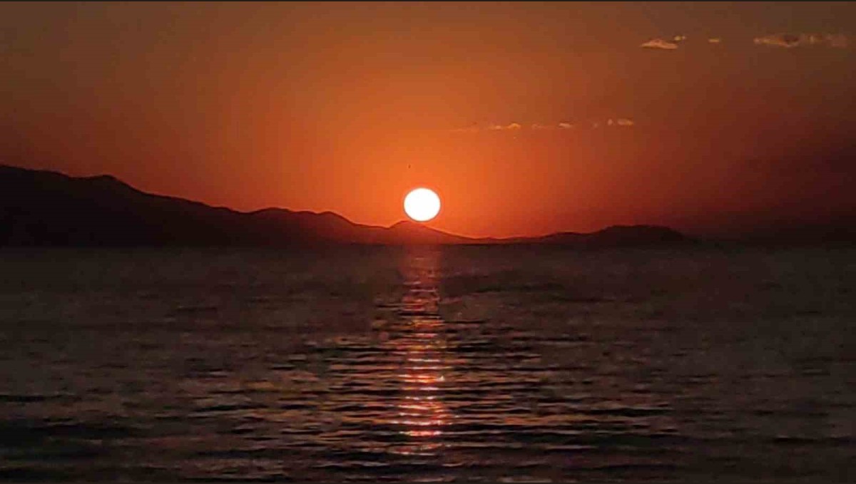 Van Gölü'nde gün batımı kartpostallık manzaralar oluşturdu