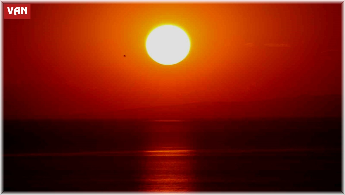 Van Gölü'nde gün batımı mest etti