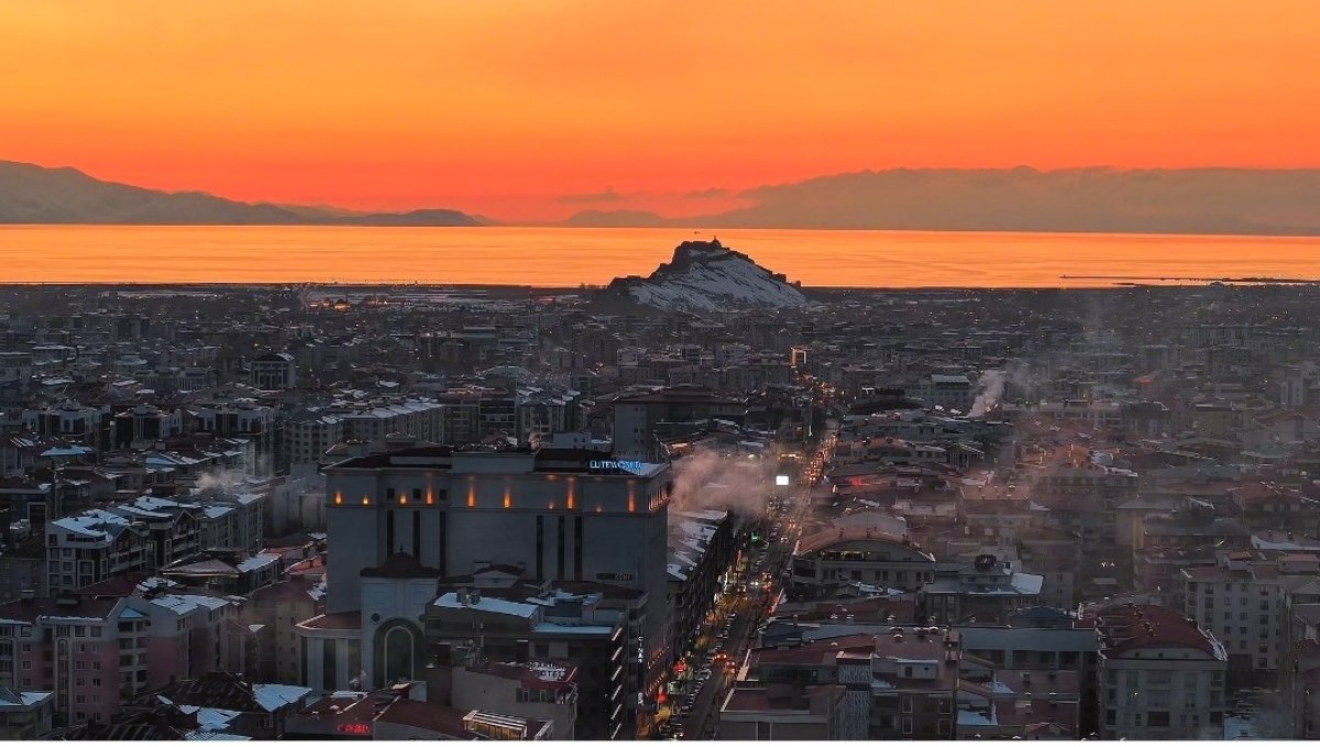 Van Gölü'nde güneşin vedası mest etti