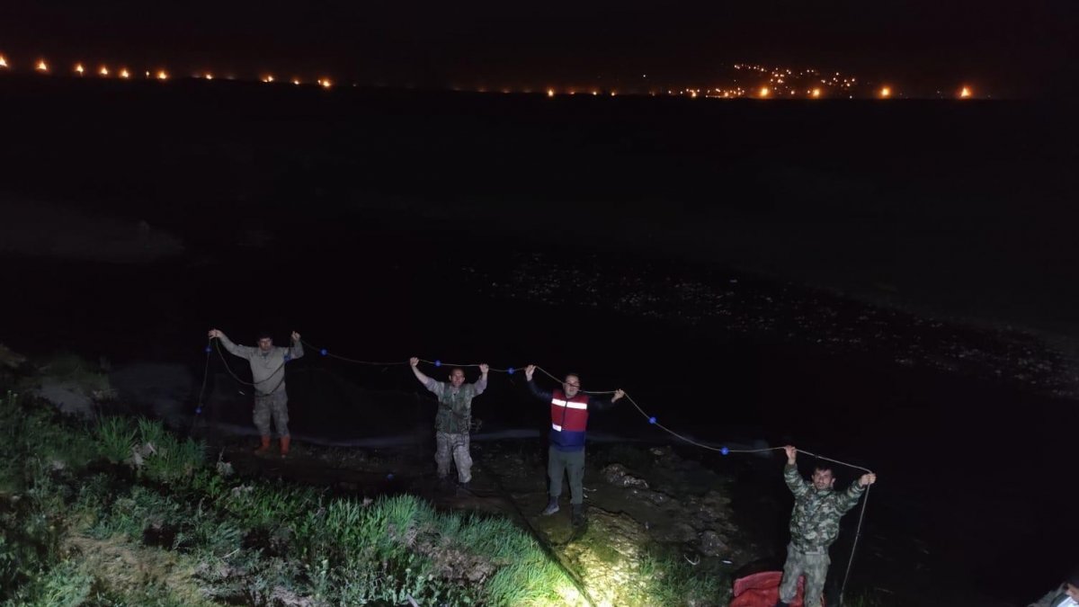 Van Gölü'nde kaçak avlanan 16 ton 200 kilo inci kefali ele geçirildi