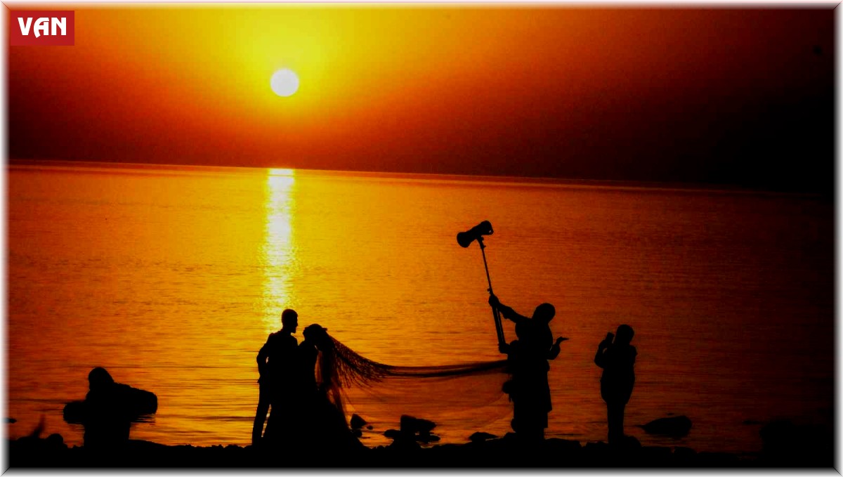 Van Gölü'nde kartpostallık günbatımı