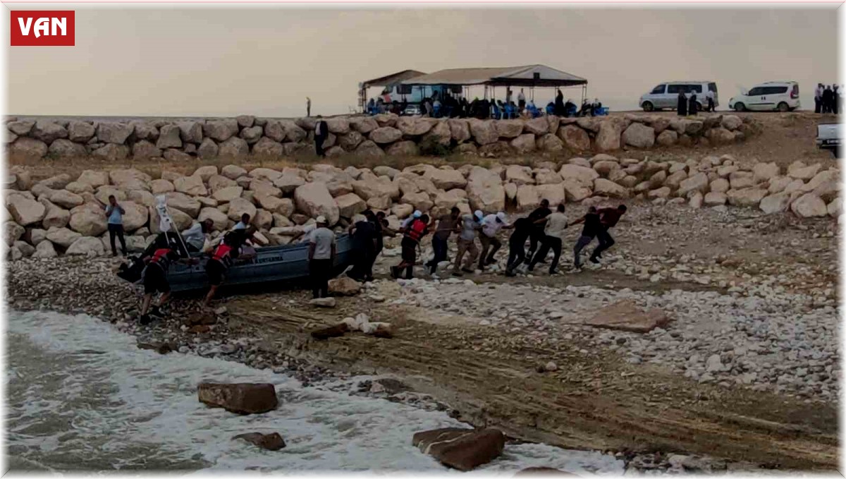 Van Gölü'nde kaybolan genci arama çalışmalarına olumsuz hava şartları nedeniyle ara verildi