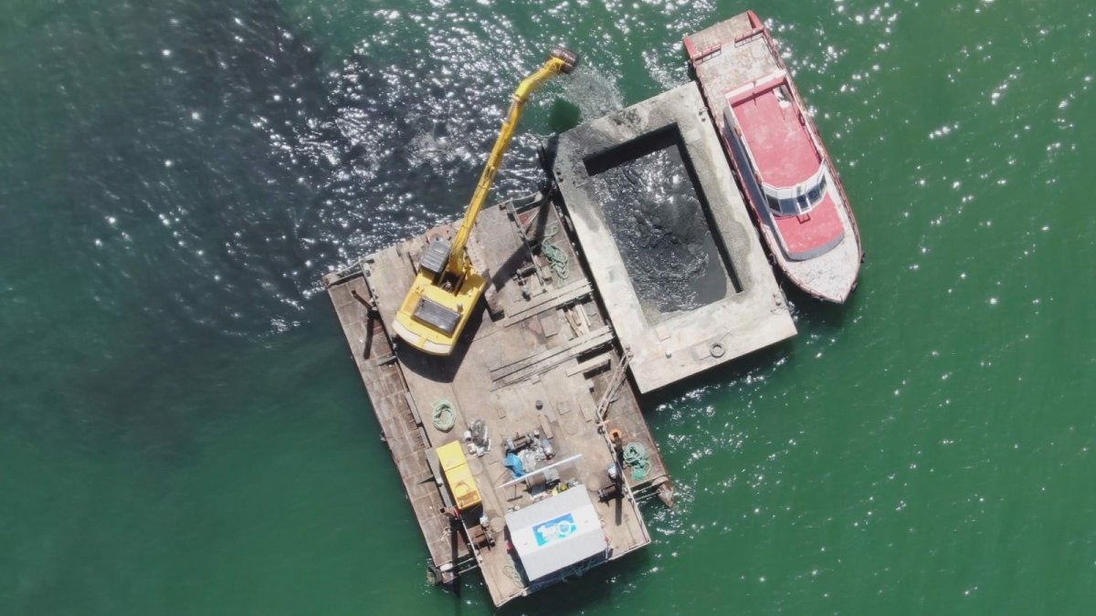 Van Gölü'nde kötü kokuya neden olan dip çamur temizliği başladı