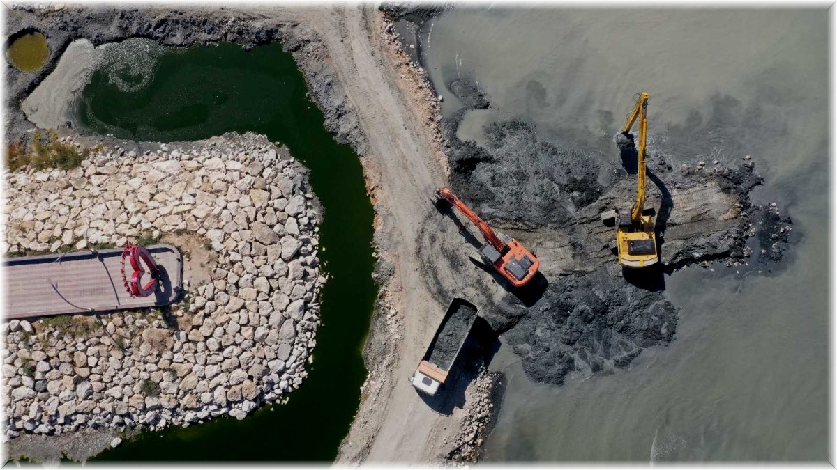 Van Gölü'nde rekor düzeyde dip çamuru temizlendi