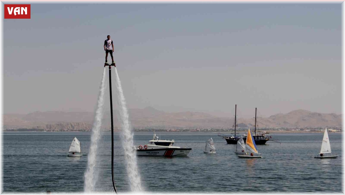Van Gölü'nde renkli görüntüler: Flyboard gösterisi nefes kesti