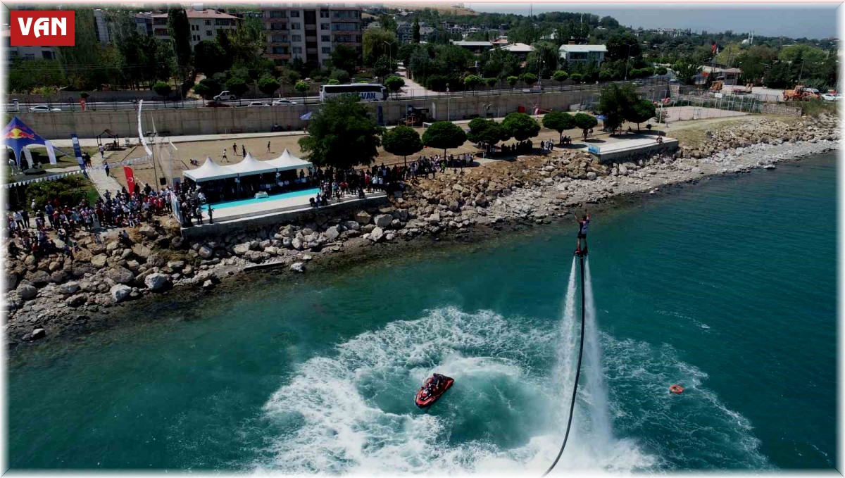 Van Gölü'nde renkli görüntüler: flyboard ile parasailing nefes kesti