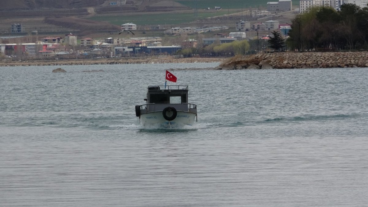 Van Gölü'nde son ağlar çekildi, tekneler marinaya yanaştı
