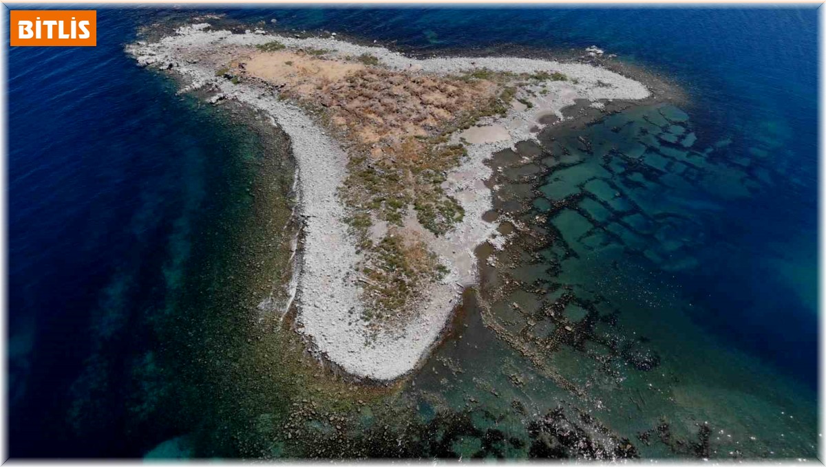 Van Gölü'nde su seviyesi düştü: Adacık gün yüzüne çıktı