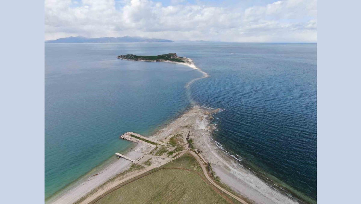 Van Gölü'nde su seviyesi düştü, Çarpanak Adası'na giden antik yol ortaya çıktı