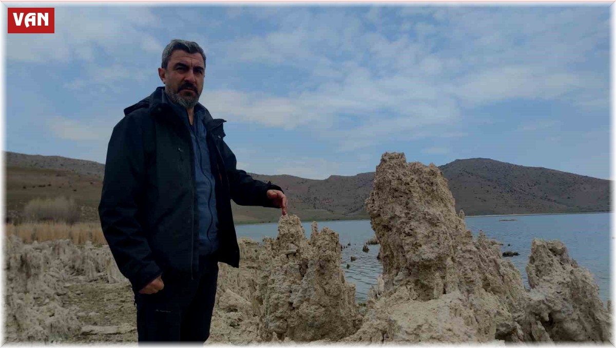Van Gölü'nde sular çekilince ortaya çıktı