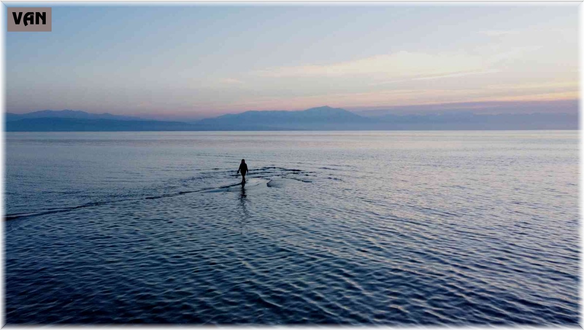 Van Gölü'nde sular çekilince yeni adacıklar oluştu