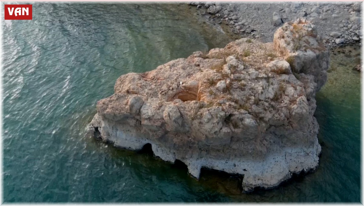 Van Gölü'nde suların çekilmesiyle kaya mezar ve odalar gün yüzüne çıktı