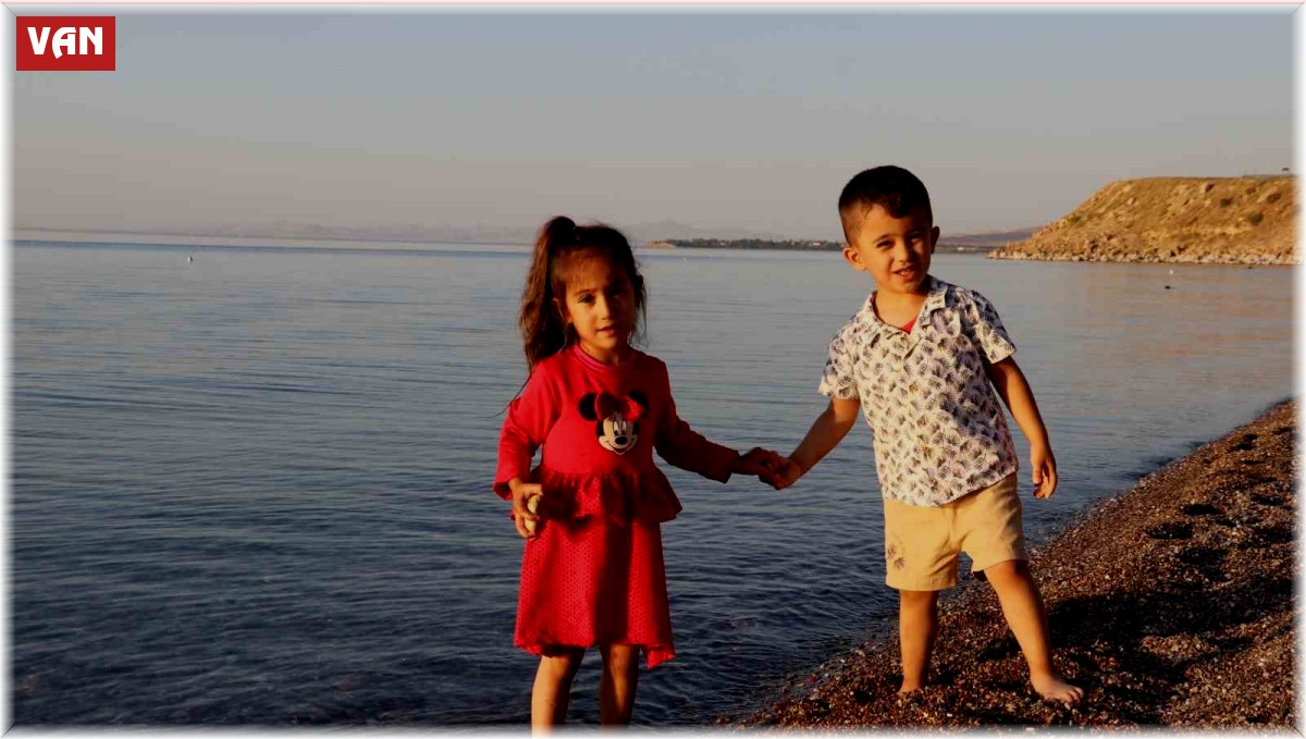 Van Gölü'nde yüzerek serinliyorlar