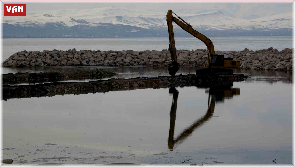 Van Gölü'ndeki çekilme limanları kullanılamaz hale getiriyor