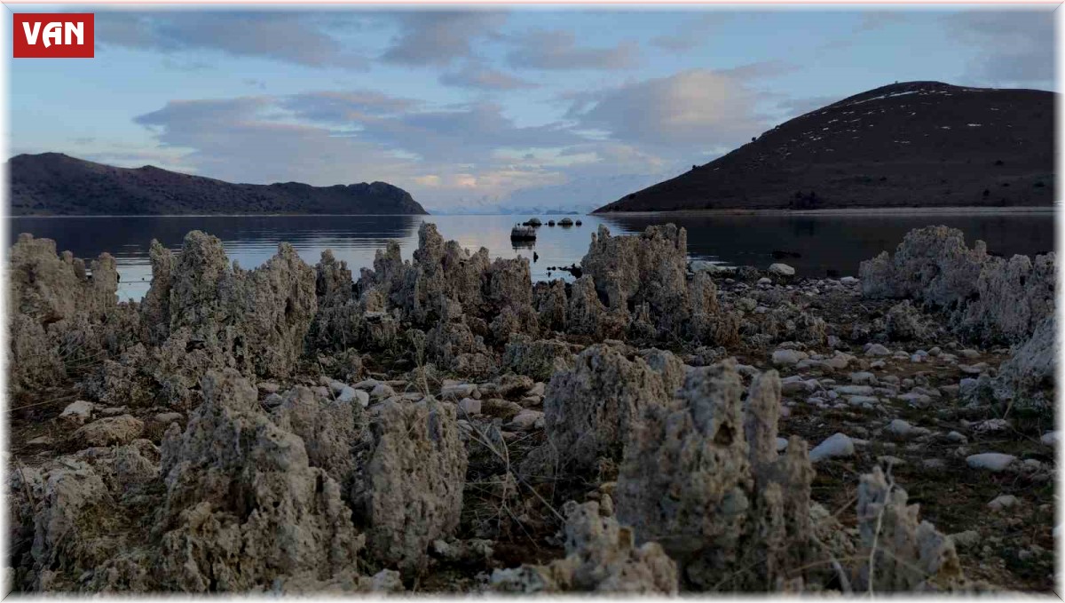 Van Gölü'ndeki çekilmeyle ortaya çıkan mikrobiyalitler balıkçılar için tehlike oluşturuyor