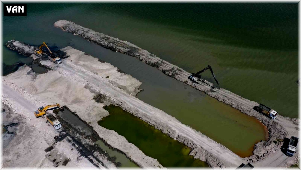 Van Gölü'ndeki dip çamuru temizliği devam ediyor