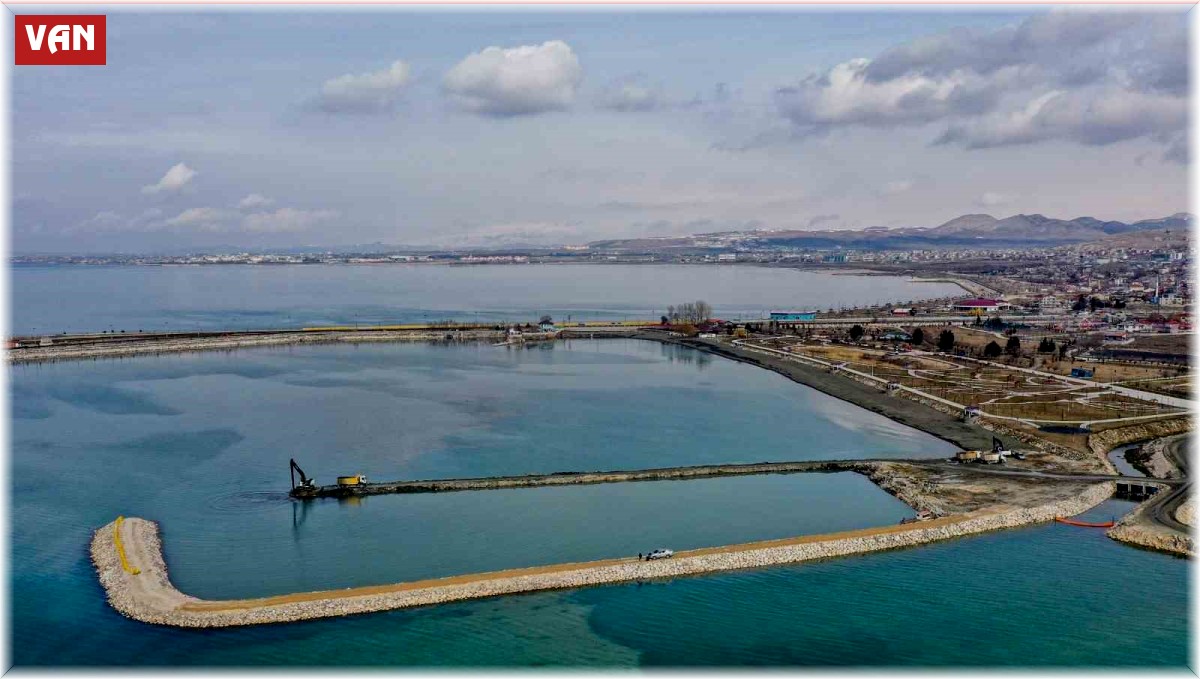 Van Gölü'nden 1 milyon 600 bin metreküp dip çamuru çıkarıldı