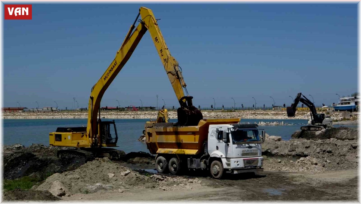 Van Gölü'nden 2 milyon 700 bin metreküp çamur çıkartılacak