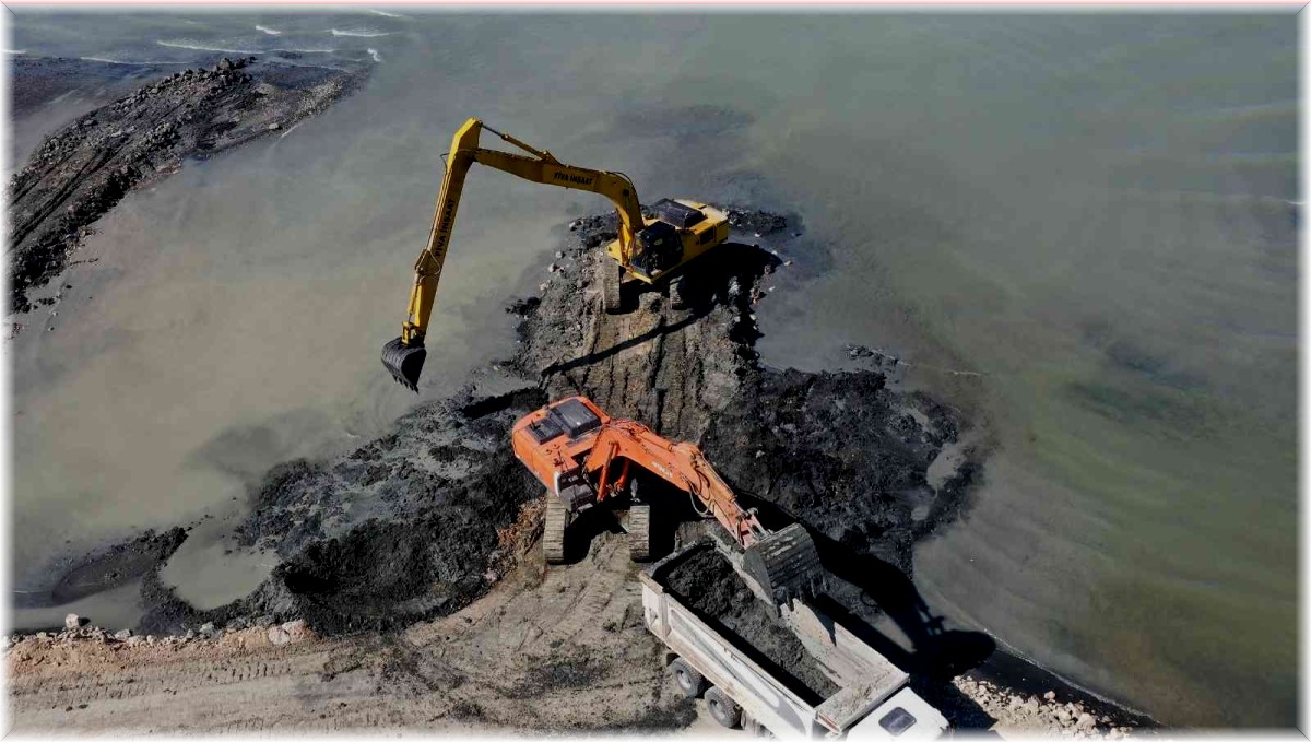 Van Gölü'nden 24 bin metreküp balçık ve çamur çıkartıldı