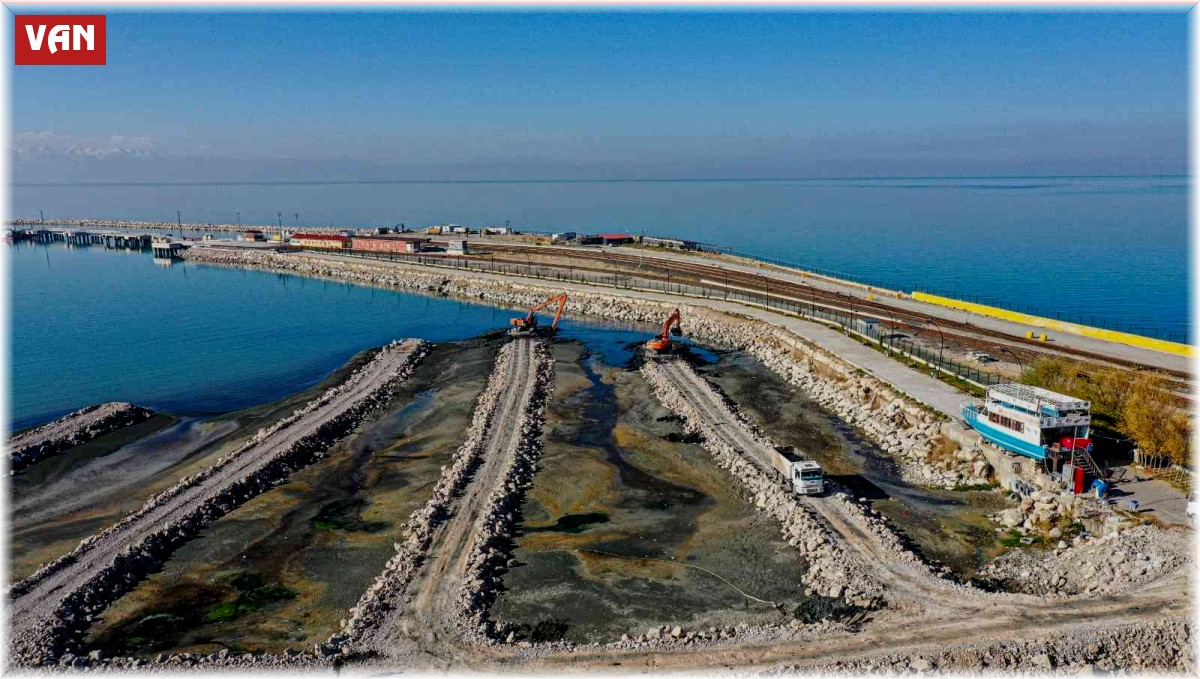Van Gölü'nden 615 bin metreküp dip çamuru ve balçık çıkarıldı