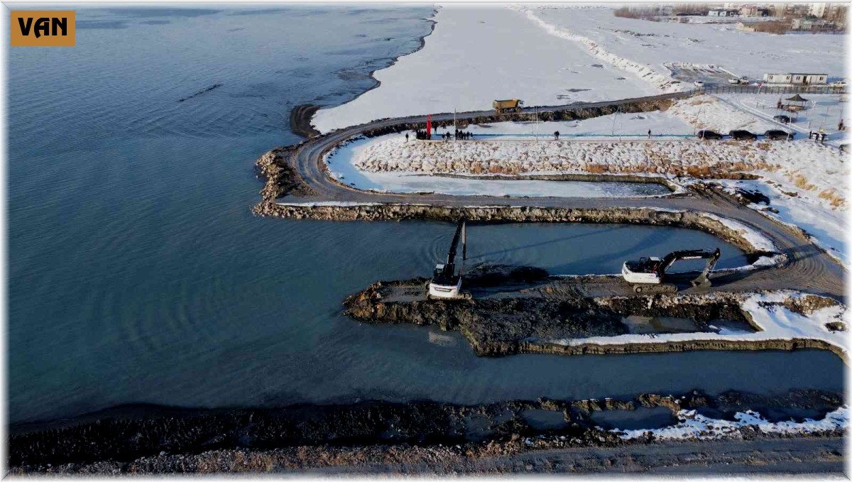 Van Gölü'nden 70 bin metreküp balçık ve çamur çıkartıldı