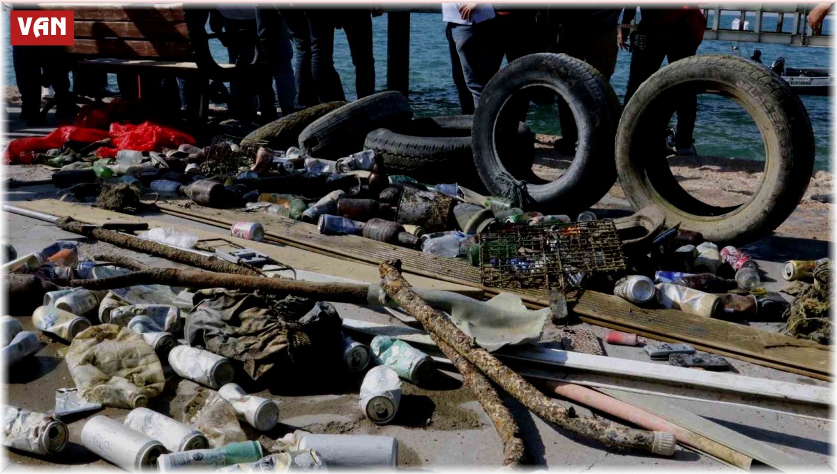 Van Gölü'nden çıkanlar pes dedirtti