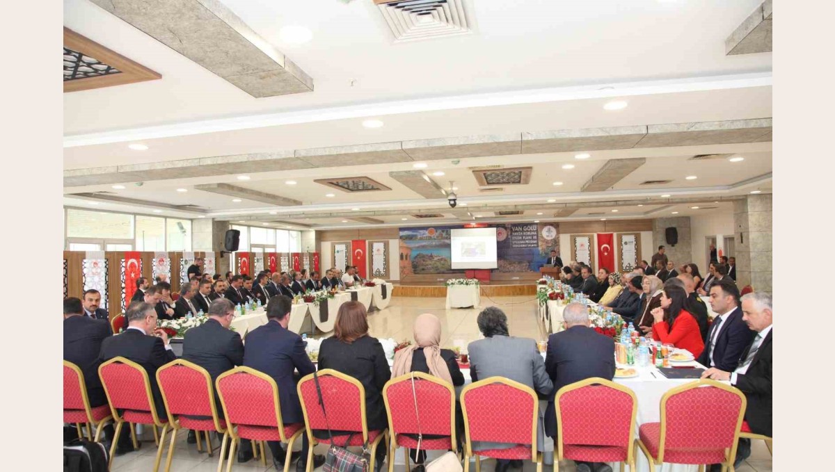 Van Gölü'nden yaklaşık 2 milyon metreküp bir dip çamuru çıkarıldı