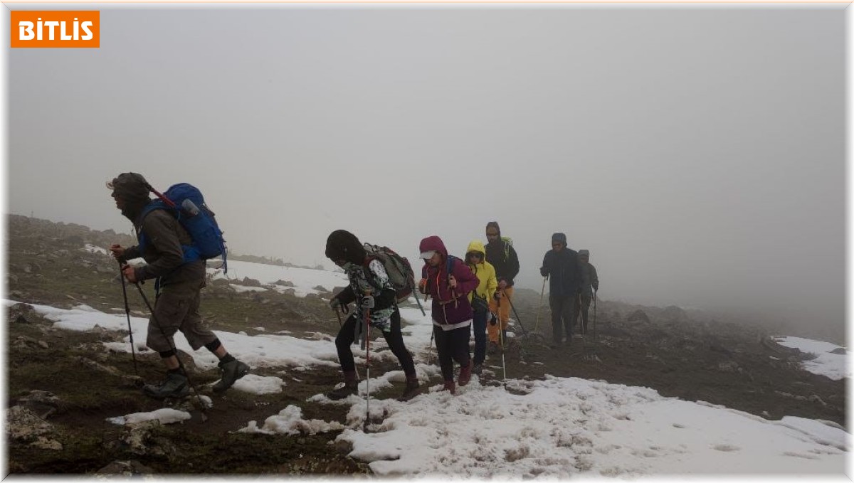 Van Gölü'ne dikkat çekmek için Ağrı Dağı'na tırmandılar