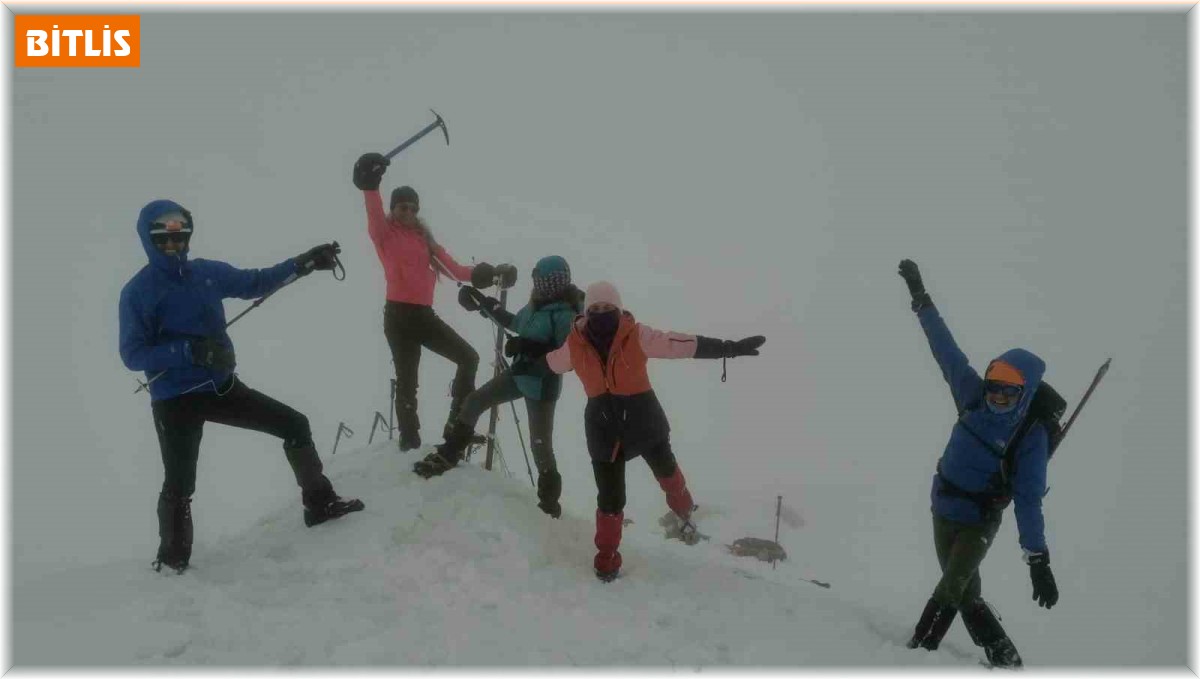 Van Gölü'ne dikkat çekmek için Berit Dağı'na tırmandılar