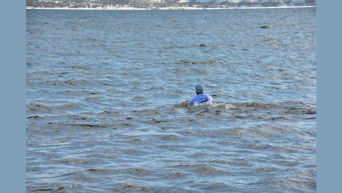 Van Gölü'ne dikkat çekmek için dondurucu soğukta yüzüyor