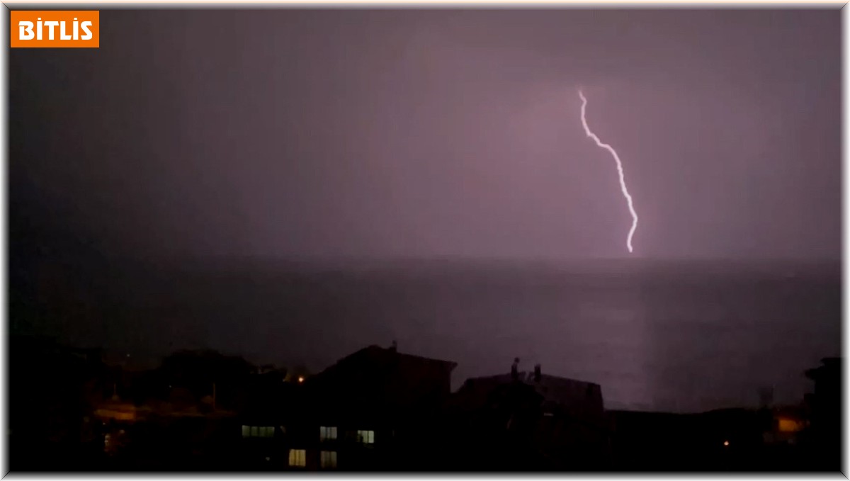 Van Gölü'ne düşen şimşekler geceyi gündüze çevirdi