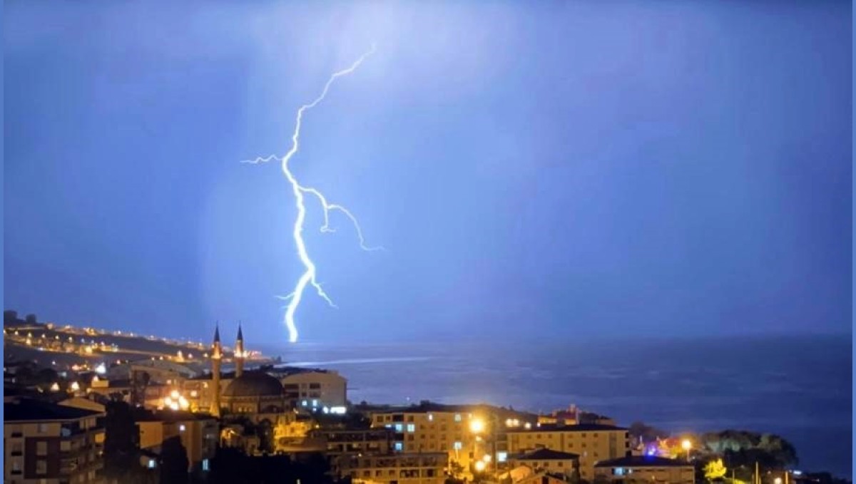 Van Gölü'ne düşen yıldırımlar görsel şölen oluşturdu