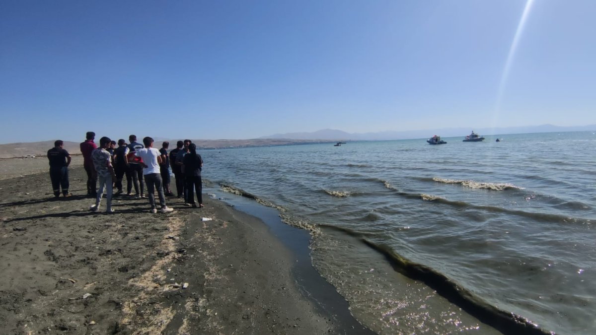 Van Gölü'ne giren çocuklardan 2'sinin cansız bedeni bulundu